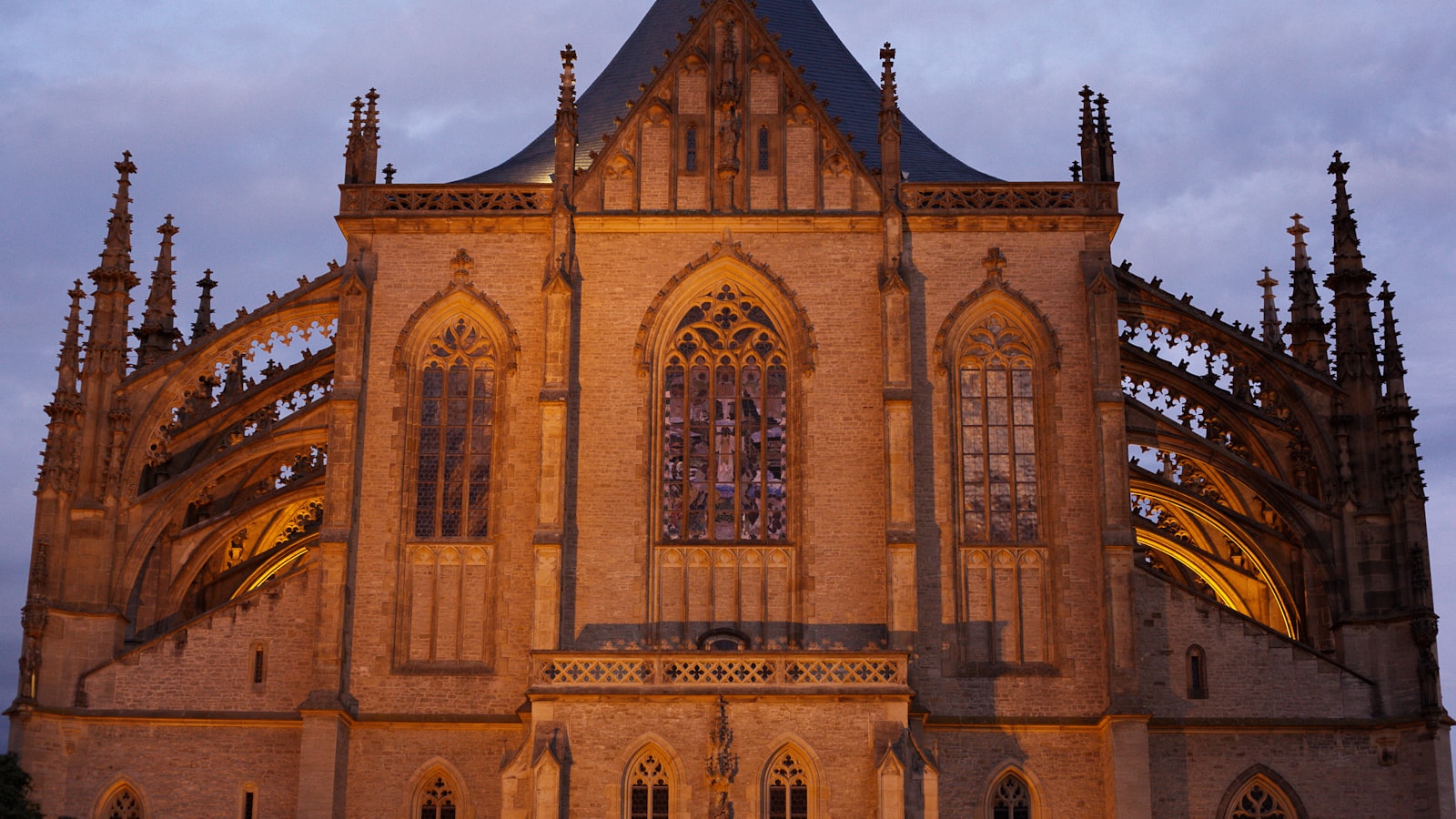 Centre-ville — accès camion déménagement, façades typiques, parking