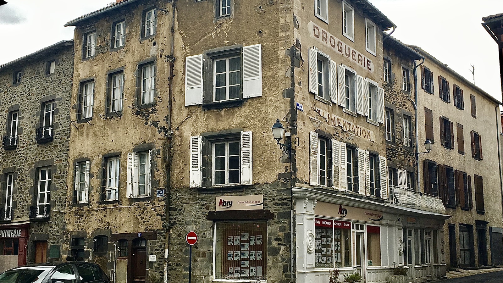 Joli-Mai — accès camion déménagement, façades typiques, parking