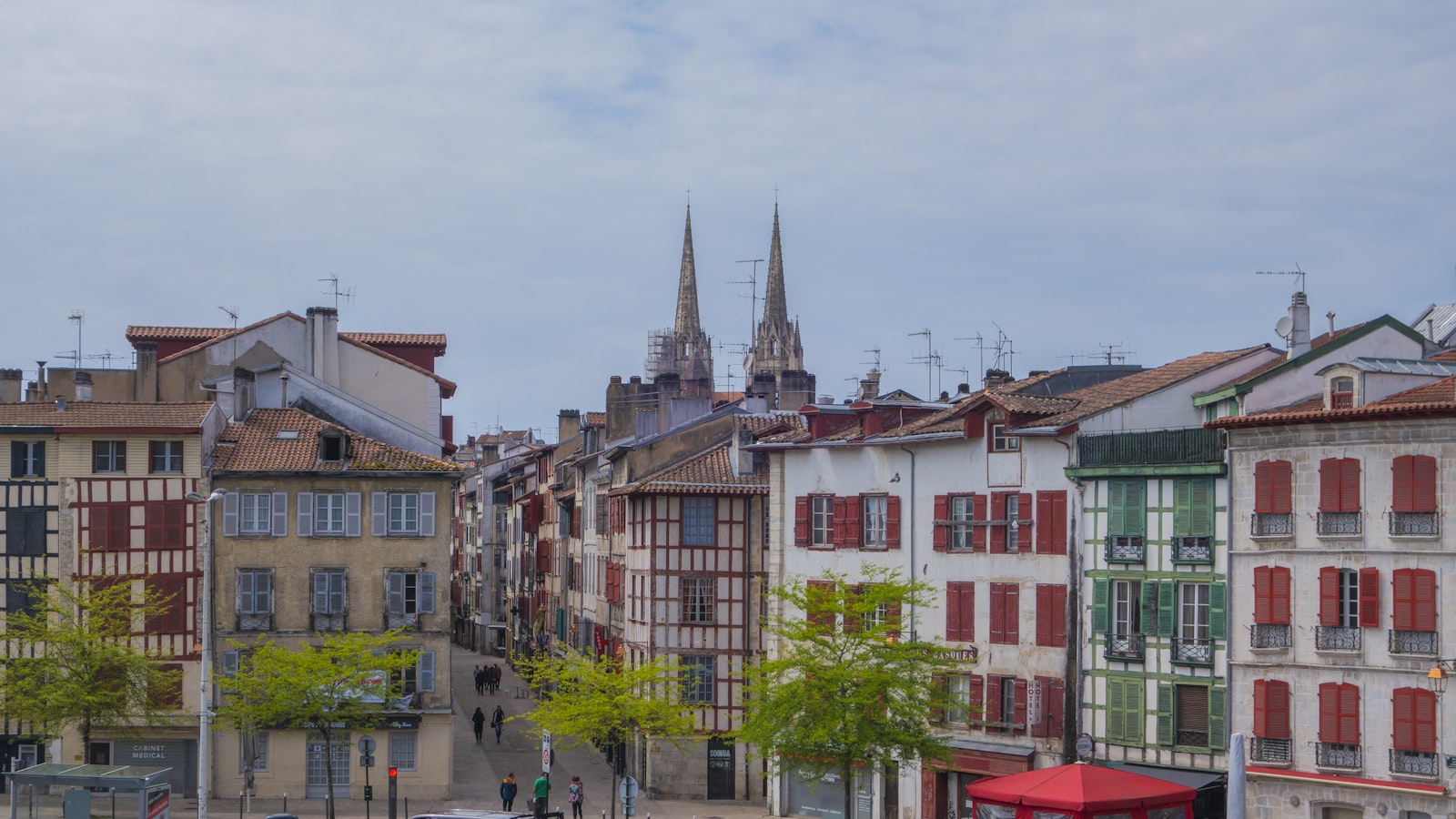 Saint-Sever — accès camion déménagement, façades typiques, parking